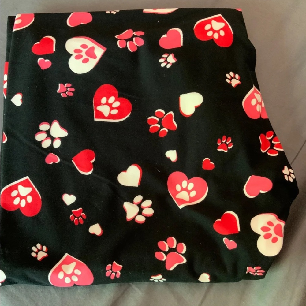NWOT Lularoe TC Paw Prints in Hearts Leggings